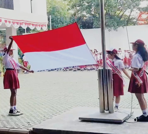 SD STRADA SANTO PETRUS GELAR UPACARA HUT KE-80 RI DI KOMPLEKS STRADA GADANG